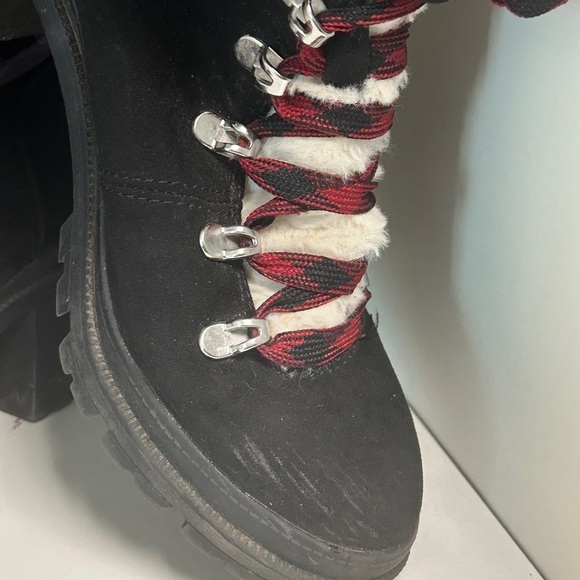Pop Black and Red Winter Boots with Fur Trim - Picture 5 of 9